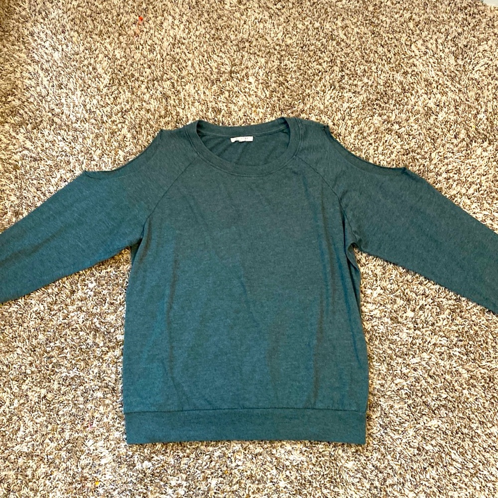 Nation LTD light weight cold shoulder crew neck. Size small in evergreen.